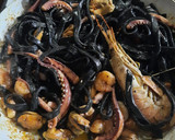 Foto del paso 5 de la receta: Fideos negros de Pascua con mejillones, camarones y pulpitos