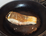 Foto del paso 4 de la receta: Bacalao plancha con timbal de legumbre con pimientos asados, tomate natural y lechuga