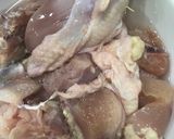 Gambar langkah 1 resipi Ayam masak kunyit simple.