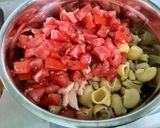 Une image de l'étape 10 de Salade de pâtes au saumon, tomates, oignon rouge et feta.