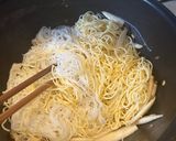 Hình bước làm 4 của món Mì Xào Nấm Chay