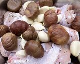 A picture of step 3 of Garlic Chestnut Chicken Drumstick Soup.