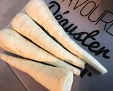 Une image de l'étape 1 de Galettes de panais à l'œuf, chèvre râpé et persil à la plancha.
