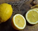 Une image de l'étape 1 de Sirop de citron, miel, gingembre et thym.