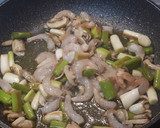 Foto del paso 2 de la receta: Revuelto de ajetes tiernos y champiñones