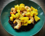 Foto del paso 4 de la receta: Arroz venere con langostinos y mango