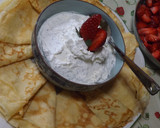 Foto del paso 3 de la receta: Crêpes con crema de queso, nata, semillas de amapola y fresas
