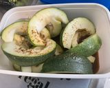 Une image de l'étape 3 de Côtes de porc aux demies lunes de courgette ronde marinées grillées.