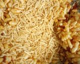 सेव मुरमुरे लहसुन फ्लेवर में (Sev murmure lehsun flavor me recipe in Hindi) रेसिपी चरण 3 फोटो