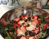 Foto del paso 1 de la receta: Ensalada de espinaca (con fruta y frutos secos)