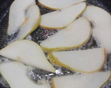 Foto del paso 2 de la receta: Sombrero de queso de cabra sobre peras caramelizadas