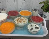 صورة لخطوة 1 من وصفة أرز باللبن بقطع المانجا وجيلي وصوص الفراولة وقطع بسكويت بوريو