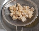 Foto langkah ke 2 dari resep Telor ceplok tahu kuah kecap.