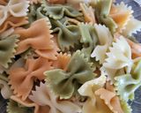 Foto del paso 7 de la receta: Ensalada de pasta con bonito, langostinos y frutas