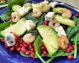 Foto del paso 9 de la receta: Ensalada de espinacas con granada, aguacate, gambas y gorgonzola