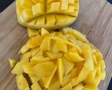Une image de l'étape 1 de Smoothie ou glace des îles mangue, coco, citron vert et rhum.