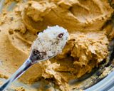 Hình bước làm 2 của món Vào bếp cùng con: Bánh quy bơ chocolate chips dẻo mềm, ít ngọt, không cần máy đánh, cho lễ Halloween