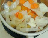 Foto langkah ke 2 dari resep Sop sosis sayuran simple.