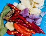 Foto langkah ke 3 dari resep Oseng Kulit Melinjo Merah.