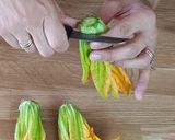 Foto del passaggio 2 della ricetta Sfogliatine ripiene ai fiori di zucca e provola
