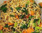 Foto langkah ke 4 dari resep Mie Goreng Rolade.