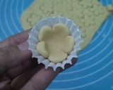 Foto langkah ke 4 dari resep Flower Cup Cookies (Eggless).