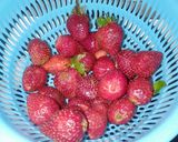 Foto langkah ke 1 dari resep Mochi isi Strawberry dan Cokelat.