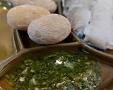 Foto del paso 1 de la receta: Bacalao con papas arrugadas a los dos mojos, verde de cilantro y rojo palmero