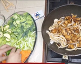 Foto del paso 5 de la receta: Pollo en salsa de frijol negro chino