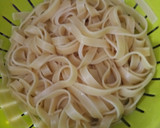 Foto del paso 1 de la receta: Nidos de Tagliatelle con verduras jamón y nata