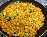 Foto del paso 2 de la receta: Garbanzos con verduras y tomate frito