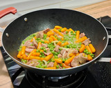 Foto del paso 6 de la receta: Wok de pavo con guisantes y zanahorias baby en salsa a la pimienta verde