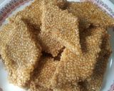 तिळाची कुरकुरीत चिक्की (tilachi chikki recipe in marathi) रेसिपी स्टेप 5 फोटो 