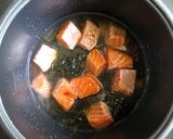 A picture of step 4 of Salmon & Kombu (Kelp) Takikomigohan.