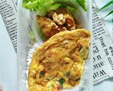 Foto langkah ke 3 dari resep Bekal Telur Dadar Bawang.