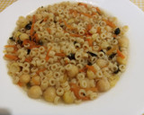 Foto del paso 5 de la receta: Caldo de pollo con garbanzo, zanahorias y pasta exprés