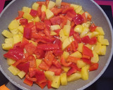 Foto del paso 2 de la receta: Lomo al ajillo con patatas y pimientos