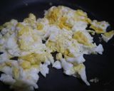 Foto langkah ke 2 dari resep Tumis Jamur Tiram Telur Simple.