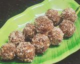 खजूर लाडू (Khajoor Ladoo Recipe In Marathi) रेसिपी स्टेप 7 फोटो 