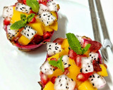 Foto del paso 2 de la receta: Ensalada de mango, fruta del dragón, granada, miel y menta