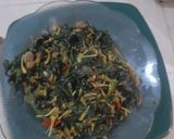 Foto langkah ke 7 dari resep Tumis Bunga Pepaya dan Daun Singkong.