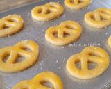 Foto langkah ke 5 dari resep Pretzel Butter Cookies.