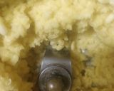 A picture of step 1 of Khao Kachori manao holi.