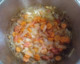 Foto del paso 2 de la receta: Patatas estofadas con carne picada y chorizo
