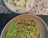 Foto del paso 1 de la receta: Tortilla de ajos tiernos y espárragos