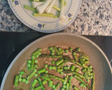 Foto del paso 1 de la receta: Tortilla de ajos tiernos y espárragos