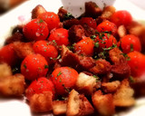 Foto del paso 6 de la receta: Ensalada templada de cherrys con pan frito y aceitunas negras