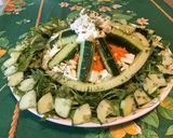 Une image de l'étape 8 de Salade de concombre et carottes râpées à la roquette et feta.