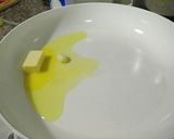 Hình bước làm 1 của món Mỳ trứng sốt kem với cá hồi xông khói