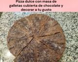 Foto del paso 11 de la receta: Pizza dulce con masa de galletas cubierta de chocolate y decorar a tu gusto